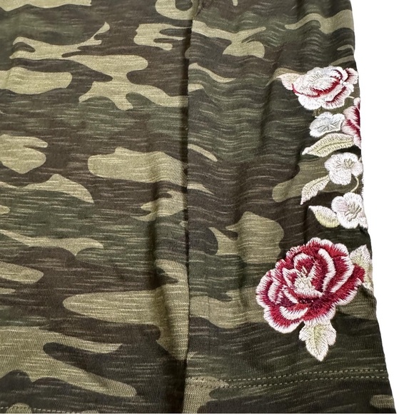 Belle by Kim Gravel Camo Green Top Shirt Tee Size XXS Runs Big Floral Embroidery - Picture 6 of 13